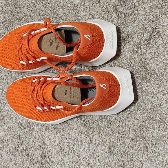Tennis shoes - Picture 2 of 3